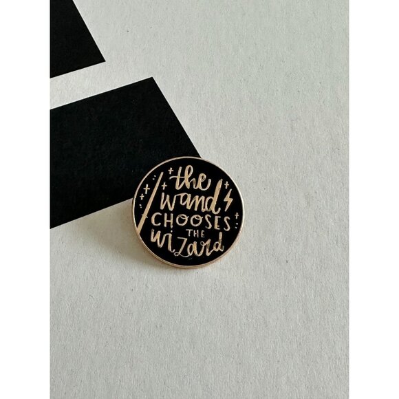 THE WAND CHOOSES THE WIZARD Harry Potter Enamel Lapel Pin NEW - Picture 2 of 3